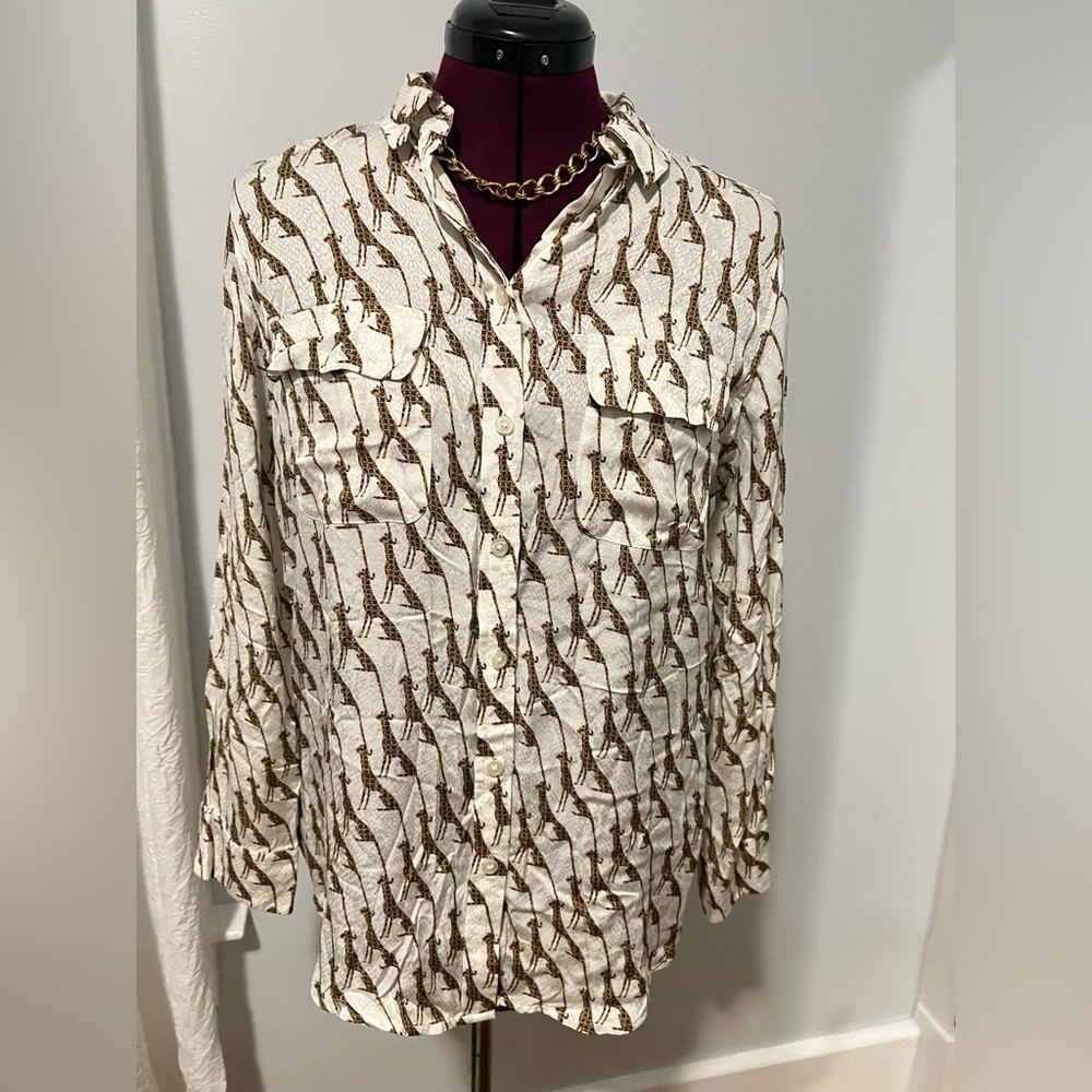 Chico’s Blouse Button Up.  Size 1 so fits like Size Small.